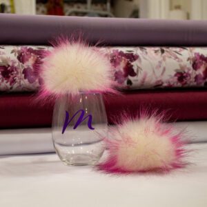 Pompon fausse fourrure 13-15cm - Écru et fushia