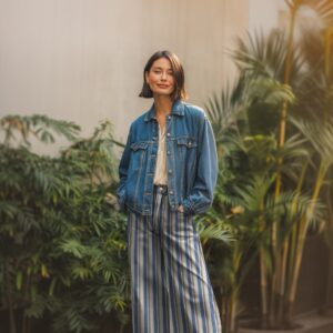 Un denim léger au charme délicat, où les rayures verticales bleu poudré, crème et rose créent un équilibre parfait entre douceur et modernité. Son tissage souple et son poids léger en font un tissu agréable à porter, idéal pour des vêtements confortables au style soigné. Les fines lignes allongent la silhouette et apportent une touche subtilement rétro, tout en restant facile à agencer. On l’imagine parfaitement en pantalon fluide, veste légère, chemise ou robe décontractée. Porté seul ou en ensemble coordonné, il offre un look à la fois naturel et raffiné.