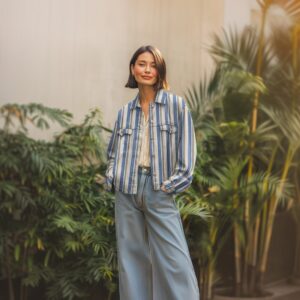 Un denim léger au charme délicat, où les rayures verticales bleu poudré, crème et rose créent un équilibre parfait entre douceur et modernité. Son tissage souple et son poids léger en font un tissu agréable à porter, idéal pour des vêtements confortables au style soigné. Les fines lignes allongent la silhouette et apportent une touche subtilement rétro, tout en restant facile à agencer. On l’imagine parfaitement en pantalon fluide, veste légère, chemise ou robe décontractée. Porté seul ou en ensemble coordonné, il offre un look à la fois naturel et raffiné.