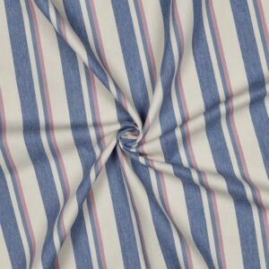 Un denim léger au charme délicat, où les rayures verticales bleu poudré, crème et rose créent un équilibre parfait entre douceur et modernité. Son tissage souple et son poids léger en font un tissu agréable à porter, idéal pour des vêtements confortables au style soigné. Les fines lignes allongent la silhouette et apportent une touche subtilement rétro, tout en restant facile à agencer. On l’imagine parfaitement en pantalon fluide, veste légère, chemise ou robe décontractée. Porté seul ou en ensemble coordonné, il offre un look à la fois naturel et raffiné.