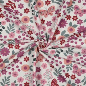 Tissu french terry blanc avec motif de petites fleurs roses, rouges et corail, feuillages verts sauge et papillons décoratifs dans des tons rosés.