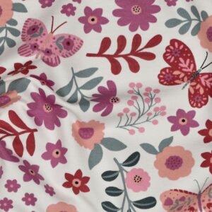 Tissu french terry blanc avec motif de petites fleurs roses, rouges et corail, feuillages verts sauge et papillons décoratifs dans des tons rosés.