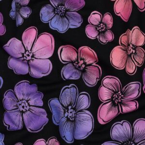 Tissu french terry noir avec grandes fleurs stylisées dans des tons de violet, lilas et rose framboise, motif contrasté et moderne.