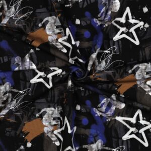 Tissu french terry noir avec motif graffiti incluant silhouettes de skateurs, étoiles blanches et éclaboussures de peinture bleue et brune.