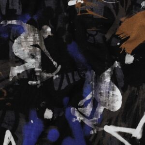 Tissu french terry noir avec motif graffiti incluant silhouettes de skateurs, étoiles blanches et éclaboussures de peinture bleue et brune.