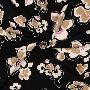 Tissu french terry noir avec grandes fleurs stylisées beige, crème et touches de rose, motif élégant et contrasté.
