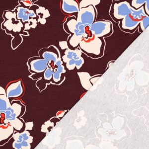 Tissu french terry bourgogne avec grandes fleurs stylisées crème et bleu pâle avec touches de corail.