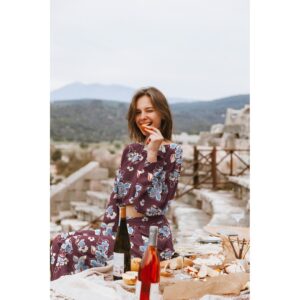 Tissu french terry bourgogne avec grandes fleurs stylisées crème et bleu pâle avec touches de corail.