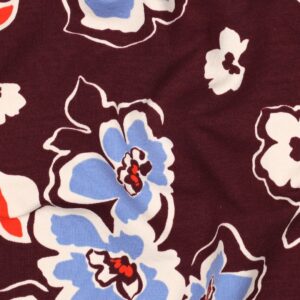 Tissu french terry bourgogne avec grandes fleurs stylisées crème et bleu pâle avec touches de corail.