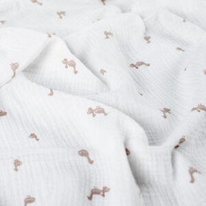 mousseline de coton écrue avec petits dinosaures brun sable motif enfant