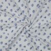 mousseline de coton écrue avec petites fleurs bleu délicat motif floral léger