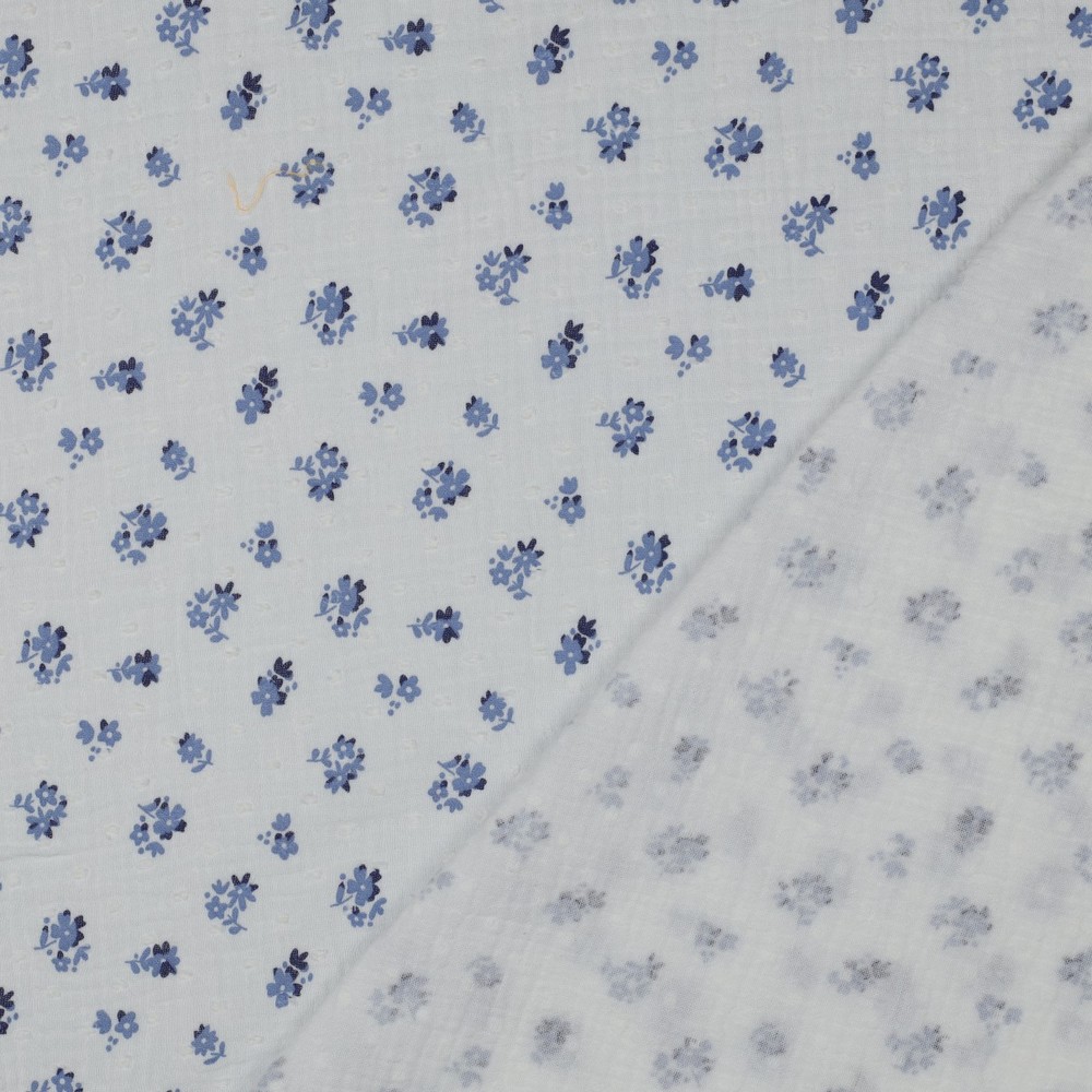 mousseline de coton écrue avec petites fleurs bleu délicat motif floral léger