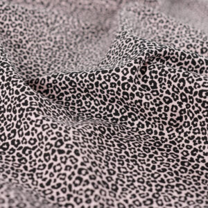 Tissu popeline de coton motif mini léopard noir sur fond rose poudré